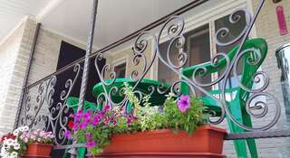 Гостевой дом Gostiniy Dvor Армавир Семейный номер с балконом-1